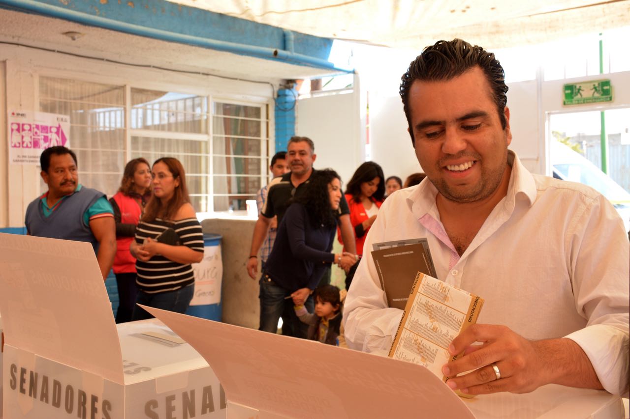 Emite su voto Emilio Sánchez Rivera